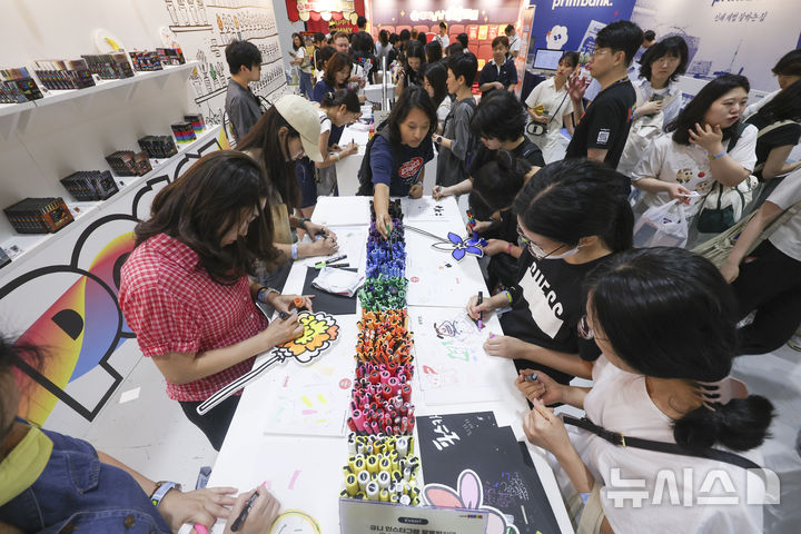 [서울=뉴시스] 김근수 기자 = 서울일러스트레이션페어V.19 2025 개막 첫 날인 24일 서울 강남구 코엑스에서 관람객들이 컬러펜으로 그림을 그리고 있다. 2024.07.24. ks@newsis.com