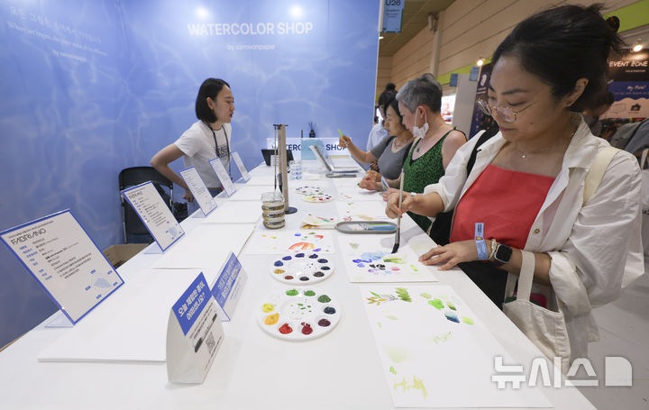 [서울=뉴시스] 김근수 기자 = 서울일러스트레이션페어V.19 2025 개막 첫 날인 24일 서울 강남구 코엑스에서 관람객들이 물감으로 그림을 그리고 있다. 2024.07.24. ks@newsis.com