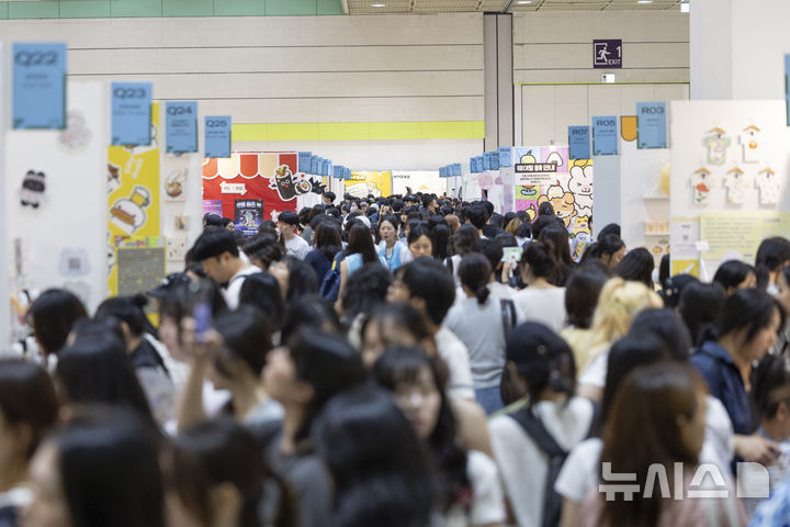 [서울=뉴시스] 김근수 기자 = 서울일러스트레이션페어V.19 2025 개막 첫 날인 24일 서울 강남구 코엑스에서 관람객들이 작품들을 즐기고 있다. 2024.07.24. ks@newsis.com