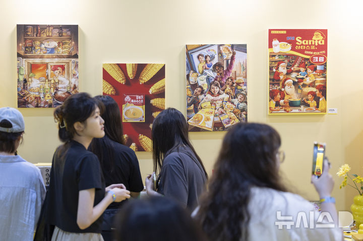 [서울=뉴시스] 김근수 기자 = 서울일러스트레이션페어V.19 2025 개막 첫 날인 24일 서울 강남구 코엑스에서 관람객들이 일러스트 포스터 작품을 관람하고 있다. 2024.07.24. ks@newsis.com