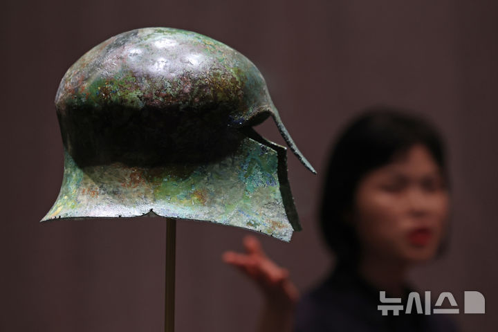 [서울=뉴시스] 박진희 기자 = 권혜은 국립중앙박물관 학예연구사가 24일 서울 용산구 국립중앙박물관 상설전시관에서 특별전 '두 발로 세계를 제패하다' 전시작을 설명하고 있다. 이번 전시에는 손기정 선수의 여정을 함께한 1936년 베를린 올림픽 금메달과 월계관, 특별 부상품이었던 고대 그리스 투구 등 전시품 18건을 선보인다. 이번 특별전은 광복 80주년을 기념하여 손기정(1912~2002) 선수가 우리 민족의 역사와 함께한 발자취를 조명하는 전시이다. 2025.07.24. pak7130@newsis.com