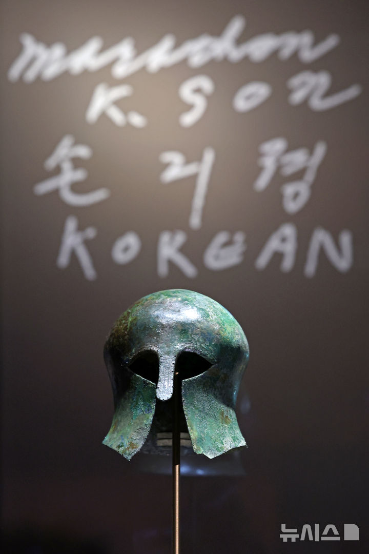 [서울=뉴시스] 박진희 기자 = 국립중앙박물관은 특별전 '두 발로 세계를 제패하다' 언론공개회를 24일 서울 용산구 국립중앙박물관 상설전시관에서 갖고 손기정 선수의 여정을 함께한 1936년 베를린 올림픽 금메달과 월계관, 특별 부상품이었던 고대 그리스 투구 등 전시품 18건을 선보인다. 이번 특별전은 광복 80주년을 기념하여 손기정(1912~2002) 선수가 우리 민족의 역사와 함께한 발자취를 조명하는 전시이다. 2025.07.24. pak7130@newsis.com