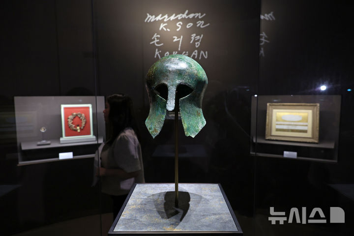 [서울=뉴시스] 박진희 기자 = 국립중앙박물관은 특별전 '두 발로 세계를 제패하다' 언론공개회를 24일 서울 용산구 국립중앙박물관 상설전시관에서 갖고 손기정 선수의 여정을 함께한 1936년 베를린 올림픽 금메달과 월계관, 특별 부상품이었던 고대 그리스 투구 등 전시품 18건을 선보인다. 이번 특별전은 광복 80주년을 기념하여 손기정(1912~2002) 선수가 우리 민족의 역사와 함께한 발자취를 조명하는 전시이다. 2025.07.24. pak7130@newsis.com