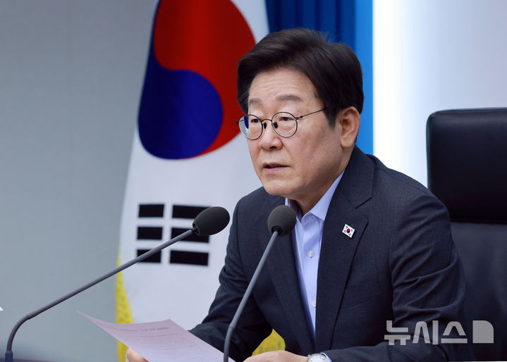 [서울=뉴시스] 고범준 기자 = 이재명 대통령이 24일 서울 용산 대통령실 청사에서 열린 제5차 수석보좌관회의에서 발언하고 있다. 2025.07.24. bjko@newsis.com