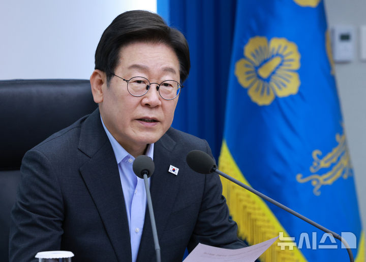 [서울=뉴시스] 고범준 기자 = 이재명 대통령이 24일 서울 용산 대통령실 청사에서 열린 제5차 수석보좌관회의에서 발언하고 있다. 2025.07.24. bjko@newsis.com