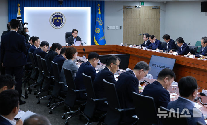 [서울=뉴시스] 고범준 기자 = 이재명 대통령이 24일 서울 용산 대통령실 청사에서 열린 제5차 수석보좌관회의에서 발언하고 있다. 2025.07.24. bjko@newsis.com