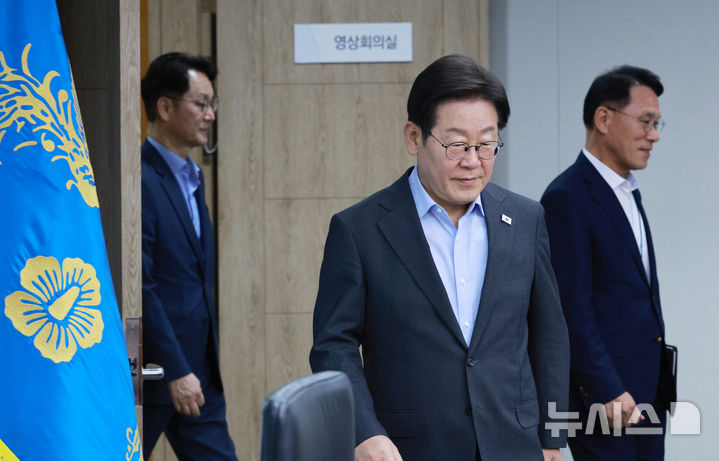 [서울=뉴시스] 고범준 기자 = 이재명 대통령이 24일 서울 용산 대통령실 청사에서 열린 제5차 수석보좌관회의에 입장하고 있다. 2025.07.24. bjko@newsis.com