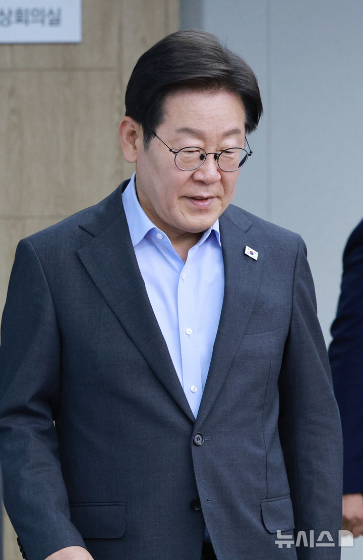 [서울=뉴시스] 고범준 기자 = 이재명 대통령이 24일 서울 용산 대통령실 청사에서 열린 제5차 수석보좌관회의에 입장하고 있다. 2025.07.24. bjko@newsis.com