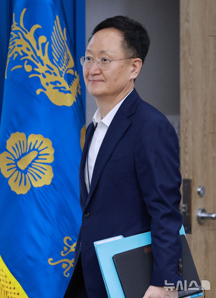 [서울=뉴시스] 고범준 기자 = 봉욱 민정수석이 24일 서울 용산 대통령실 청사에서 열린 제5차 수석보좌관회의에 입장하고 있다. 2025.07.24. bjko@newsis.com