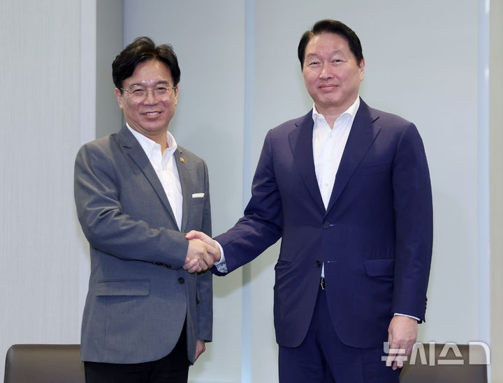 [서울=뉴시스] 김진아 기자 = 김영훈(왼쪽) 고용노동부 장관과 최태원 대한상공회의소 회장이 24일 서울 중구 대한상의에서 만나 악수하고 있다. 2025.07.24. bluesoda@newsis.com