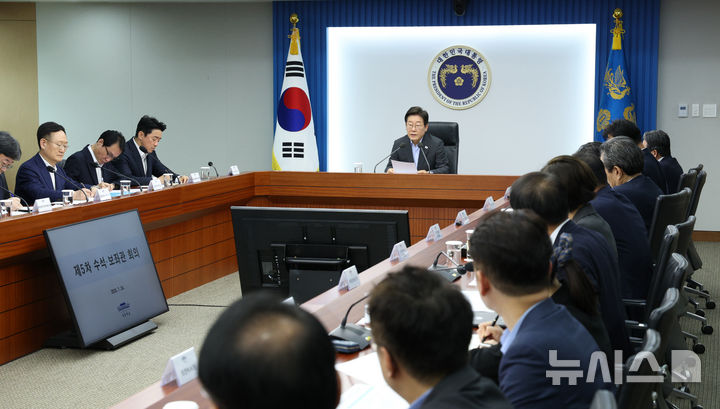 [서울=뉴시스] 고범준 기자 = 이재명 대통령이 24일 서울 용산 대통령실 청사에서 열린 제5차 수석보좌관회의에서 발언하고 있다. 2025.07.24. bjko@newsis.com