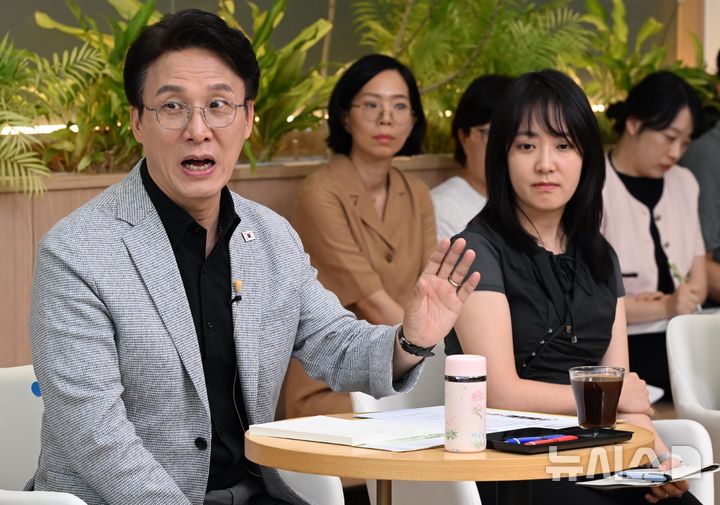 [서울=뉴시스] 청사사진기자단 = 김민석 국무총리가 24일 서울 성동구 상상플래닛에서 열린 제1차 K-토론나라 '미래대화 1·2·3'에 참석해 모두 발언을 하고 있다. 김민석 국무총리는 지난 8일 국민의 평안한 삶을 위한 핵심 과제인 안전과 질서, 민생의 3대 국정과제를 속도와 소통, 성과의 3대 방식으로 풀어가겠다며, 첫 30일 업무계획을 공개하고, 총리가 직접 주도하는 'K 토론나라', 국민 참여형 국정 플랫폼을 격주 단위로 운영해 국민 참여와 이해를 높이겠다고 밝혔다. 2025.07.24. photo@newsis.com