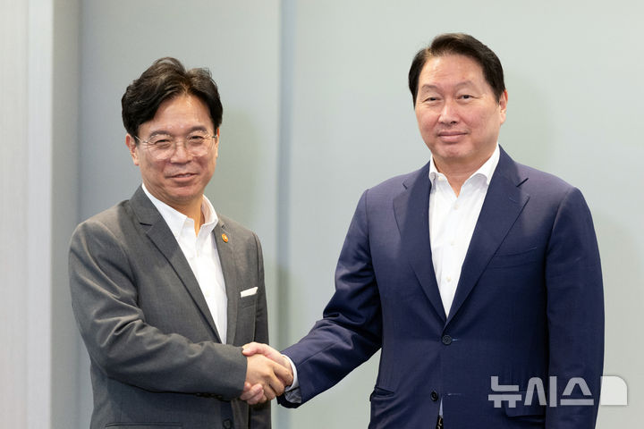 [서울=뉴시스] 김진아 기자 = 김영훈(왼쪽) 고용노동부 장관과 최태원 대한상공회의소 회장이 24일 서울 중구 대한상의에서 만나 악수하고 있다. (공동취재) 2025.07.24. photo@newsis.com