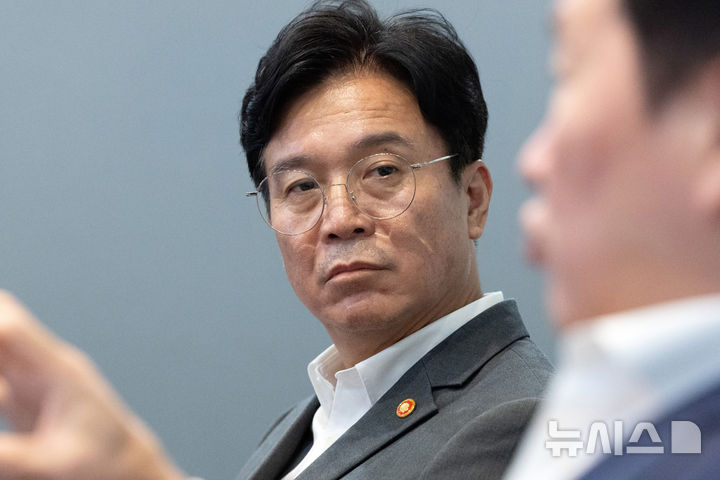 [서울=뉴시스] 김진아 기자 = 김영훈 고용노동부 장관이 24일 오후 서울 중구 대한상공회의소에서 최태원 대한상공회의소 회장의 발언을 듣고 있다. (공동취재) 2025.07.24. photo@newsis.com