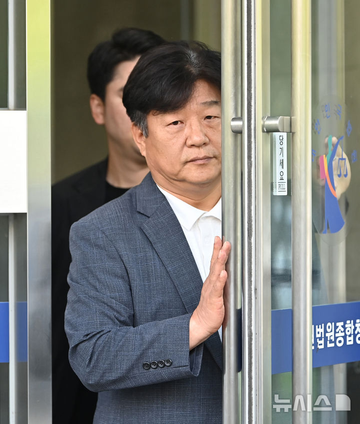 [수원=뉴시스] 김종택 기자 = 대출 사기 등 혐의로 1심에서 징역형의 집행유예 등을 선고받은 양문석 더불어민주당 의원이 24일 경기 수원시 영통구 수원지방법원에서 열린 항소심 선고공판에서 당선무효형을 선고 받은 뒤 법원을 나서고 있다. 2025.07.24. jtk@newsis.com