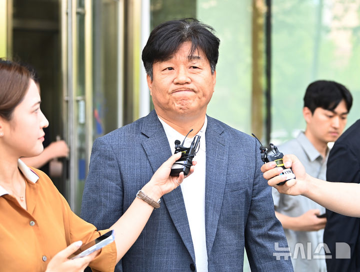 [수원=뉴시스] 김종택 기자 = 대출 사기 등 혐의로 1심에서 징역형의 집행유예 등을 선고받은 양문석 더불어민주당 의원이 24일 경기 수원시 영통구 수원지방법원에서 열린 항소심 선고공판에서 당선무효형을 선고 받은 뒤 법원을 나서고 있다. 2025.07.24. jtk@newsis.com