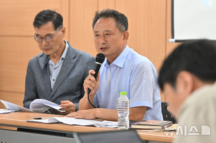 [광주=뉴시스] 이영주 기자 = 이국언 일제강제동원시민모임 상임대표가 24일 오후 광주 동구 5·18기록관에서 열린 전·일방 부지개발 시설 보존과 활용 방안 세미나에 참여해 발표하고 있다. 2025.07.24. leeyj2578@newsis.com