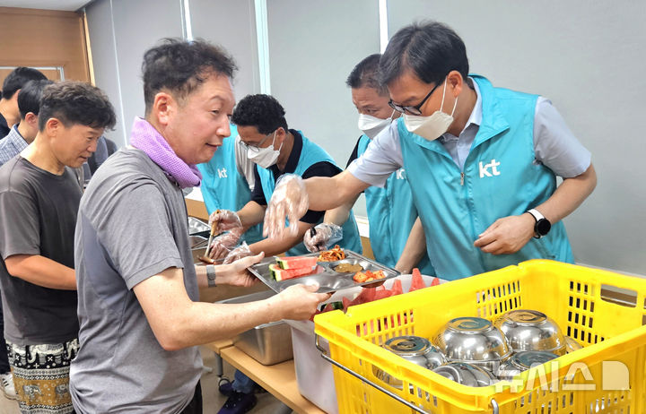 KT전남전북광역본부가 광주 수해복구 현장에 지원한 밥차로 자원봉사자들이 점심 배식을 받고 있다. (사진=KT 제공) photo@newsis.com