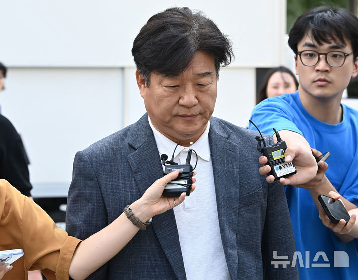 [수원=뉴시스] 김종택 기자 = 대출 사기 등 혐의로 1심에서 징역형의 집행유예 등을 선고받은 양문석 더불어민주당 의원이 24일 경기 수원시 영통구 수원지방법원에서 열린 항소심 선고공판에서 당선무효형을 선고 받은 뒤 법원을 나서고 있다. 2025.07.24. jtk@newsis.com