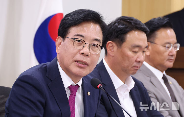 [서울=뉴시스] 김금보 기자 = 송언석 국민의힘 비상대책위원장 겸 원내대표가 24일 서울 여의도 국회 의원회관에서 열린 '한미 관세협상, 농축산물 시장개방 확대 검토 관련 농민단체 초청 긴급간담회'에서 발언을 하고 있다. 2025.07.24. kgb@newsis.com