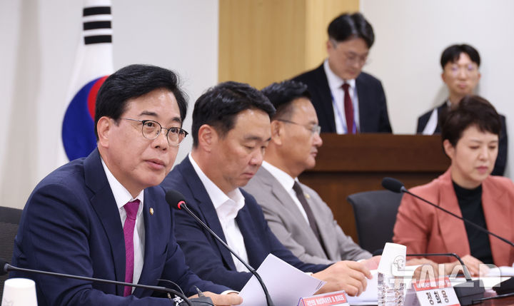 [서울=뉴시스] 김금보 기자 = 송언석 국민의힘 비상대책위원장 겸 원내대표가 24일 서울 여의도 국회 의원회관에서 열린 '한미 관세협상, 농축산물 시장개방 확대 검토 관련 농민단체 초청 긴급간담회'에서 발언을 하고 있다. 2025.07.24. kgb@newsis.com