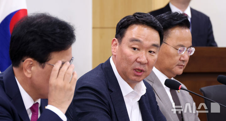 [서울=뉴시스] 김금보 기자 = 정희용 국민의힘 사무총장이 24일 서울 여의도 국회 의원회관에서 열린 '한미 관세협상, 농축산물 시장개방 확대 검토 관련 농민단체 초청 긴급간담회'에서 발언을 하고 있다. 2025.07.24. kgb@newsis.com