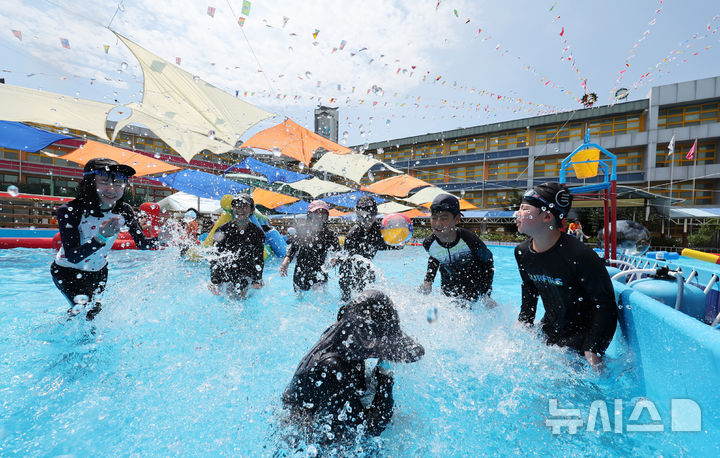 [서울=뉴시스] 조성우 기자 = 서울 전역에 폭염경보가 발효된 24일 오후 서울 강북구 송천초등학교 운동장에 설치된 '쿨~한 스쿨 어린이 물놀이장'에서 어린이들이 물놀이를 하며 더위를 식히고 있다. 2025.07.24. xconfind@newsis.com