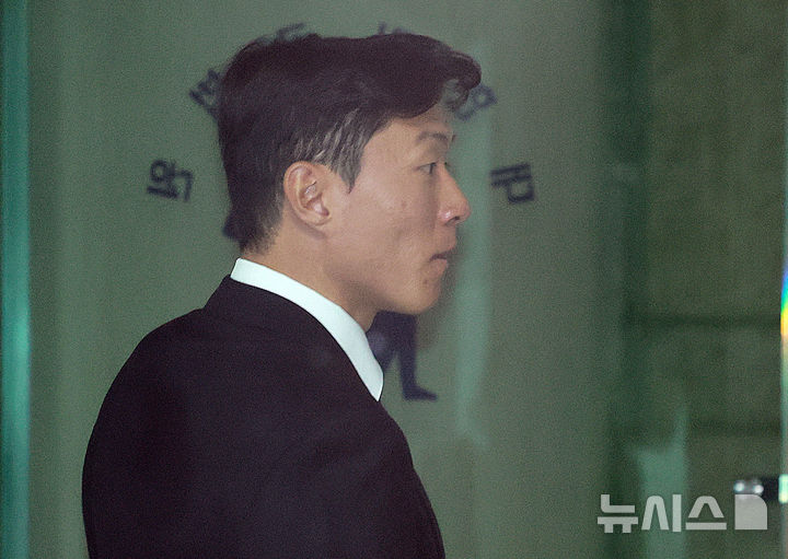 [서울=뉴시스] 이영환 기자 = 불법 촬영 혐의를 받는 축구선수 황의조(33·알라니아스포르)씨의 항소심 선고기일이 오늘 열린다. 사진은 축구선수 황의조. 2025.07.24. 20hwan@newsis.com