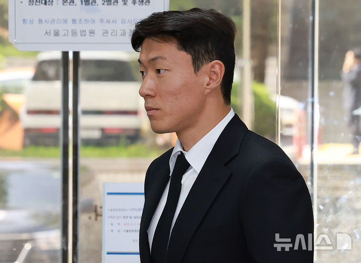 [서울=뉴시스] 이영환 기자 = 축구선수 황의조가 24일 오후 서울 서초구 서울중앙지방법원에서 열린 불법촬영 등 혐의 항소심 2차 공판에 출석하고 있다. 2025.07.24. 20hwan@newsis.com