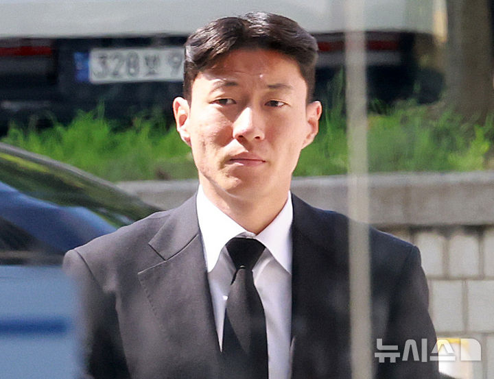 [서울=뉴시스] 이영환 기자 =불법 촬영 혐의를 받는 축구선수 황의조(33·알라니아스포르)씨의 항소심 선고기일이 오늘 열린다. 사진은 황의조. 2025.07.24. 20hwan@newsis.com