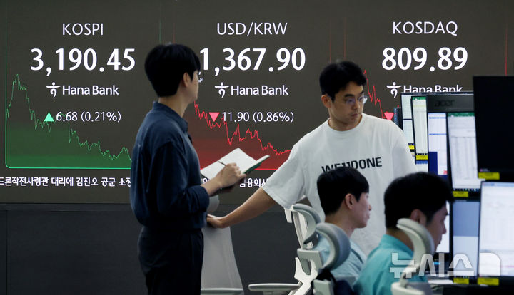 [서울=뉴시스] 김진아 기자 =지난 24일 서울 중구 하나은행 딜링룸에서 딜러들이 업무를 보고 있다. (사진은 기사와 직접 관련이 없습니다.) 2025.07.30. bluesoda@newsis.com