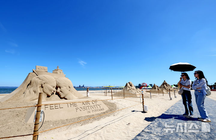 [포항=뉴시스] 이무열 기자 = 제9회 영일대 샌드페스티벌 개막을 이틀 앞둔 24일 경북 포항시 북구 영일대해수욕장을 찾은 관광객들이 다양한 모래조각 작품을 관람하고 있다. 2025.07.24. lmy@newsis.com