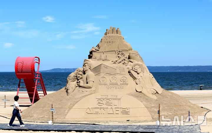 [포항=뉴시스] 이무열 기자 = 제9회 영일대 샌드페스티벌 개막을 이틀 앞둔 24일 경북 포항시 북구 영일대해수욕장을 찾은 관광객이 다양한 모래조각 작품을 관람하고 있다. 2025.07.24. lmy@newsis.com