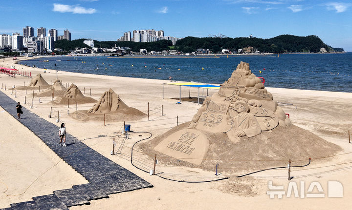 [포항=뉴시스] 이무열 기자 = 제9회 영일대 샌드페스티벌 개막을 이틀 앞둔 24일 경북 포항시 북구 영일대해수욕장을 찾은 관광객들이 다양한 모래조각 작품을 관람하고 있다. 2025.07.24. lmy@newsis.com