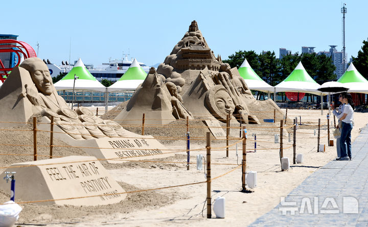 [포항=뉴시스] 이무열 기자 = 제9회 영일대 샌드페스티벌 개막을 이틀 앞둔 24일 경북 포항시 북구 영일대해수욕장을 찾은 관광객들이 다양한 모래조각 작품을 관람하고 있다. 2025.07.24. lmy@newsis.com