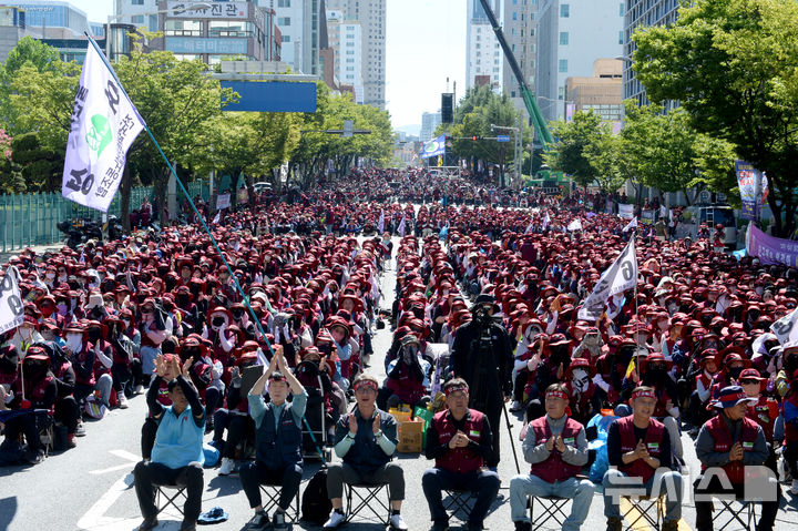 [울산=뉴시스] 배병수 기자 = 전국플랜트건설노동조합 울산지부 조합원들이 24일 오후 울산시청 남문 앞 도로에서 총파업 결의대회를 개최하고 있다. 2025.07.24. bbs@newsis.com