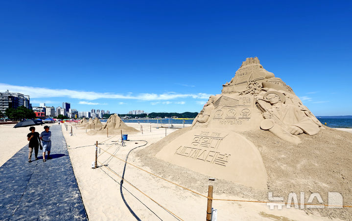 [포항=뉴시스] 이무열 기자 = 제9회 영일대 샌드페스티벌 개막을 이틀 앞둔 24일 경북 포항시 북구 영일대해수욕장을 찾은 관광객들이 다양한 모래조각 작품을 관람하고 있다. 2025.07.24. lmy@newsis.com