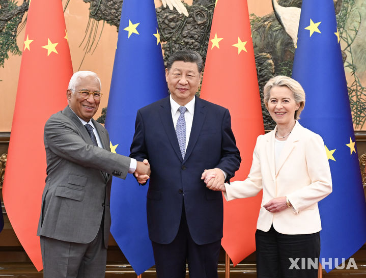 [베이징=신화/뉴시스] 시진핑 중국 국가주석이 지난달 24일 베이징 인민대회당에서 제25차 중·유럽연합(EU) 정상회담을 위해 중국을 방문 중인 안토니우 코스타 EU정상회의 상임의장, 우르줄라 폰데어라이엔 EU 집행위원장과 만나 손을 맞잡고 있다. 2025.08.12.