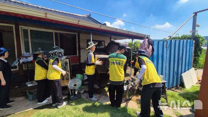 전력거래소 직원들이 침수 피해를 입은 나주시 동강면 주택 가재도구를 정리하고 청소 봉사활동을 펼치고 있다. (사진=전력거래소 제공) photo@newsis.com