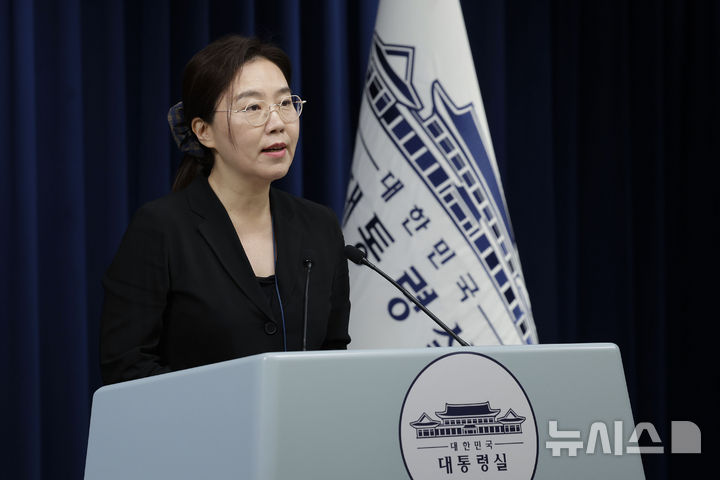 [서울=뉴시스] 최동준 기자 = 강유정 대변인이 24일 서울 용산 대통령실 청사에서 대통령 주재 수석보좌관 회의 관련 브리핑을 하고 있다. 2025.07.24. photocdj@newsis.com