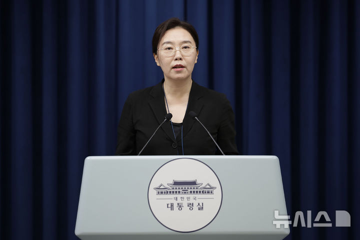 [서울=뉴시스] 최동준 기자 = 강유정 대변인이 24일 서울 용산 대통령실 청사에서 대통령 주재 수석보좌관 회의 관련 브리핑을 하고 있다. 2025.07.24. photocdj@newsis.com