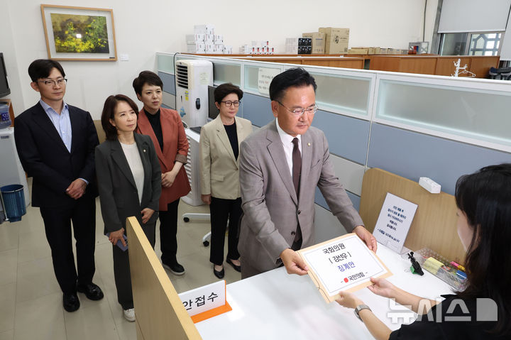 [서울=뉴시스] 김금보 기자 = 유상범 국민의힘 원내수석부대표를 비롯한 의원들이 24일 서울 여의도 국회 의안과에서 강선우 더불어민주당 의원에 대한 징계요구안을 제출하고 있다. 2025.07.24. kgb@newsis.com