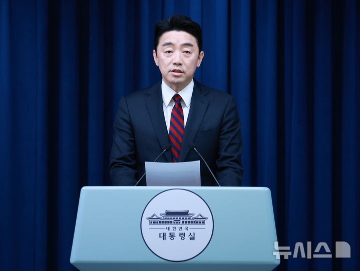 [서울=뉴시스] 고범준 기자 = 강훈식 비서실장이 24일 서울 용산 대통령실 청사에서 수석보좌관 회의 관련 브리핑을 하고 있다. 2025.07.24. bjko@newsis.com