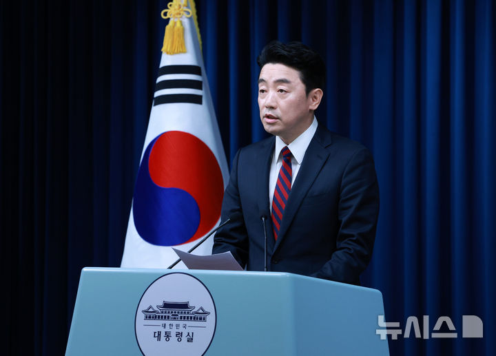 강훈식, '도심 화살' 사건에 무기류 관리실태 점검 지시…규제강화 방안 마련도