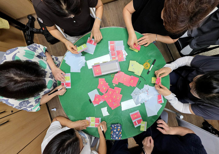 [광주=뉴시스] 광주 북구 용봉동 행정복지센터에서 직원과 통장들이 민생회복 소비쿠폰 현물카드에 스티커를 붙여 색상을 교체하고 있다. 광주시는 소득 수준별 소비 쿠폰 현물 카드 색상을 달리해 물의를 빚고 있다. (사진=광주 북구 제공) 2025.07.24. photo@newsis.com *재판매 및 DB 금지