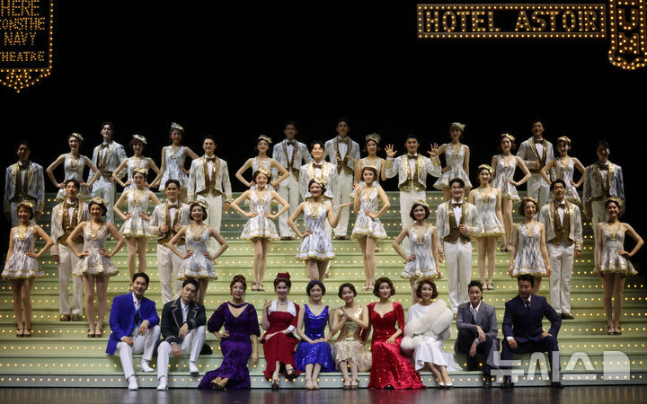 [서울=뉴시스] 배훈식 기자 = 뮤지컬 '브로드웨이 42번가' 프레스콜이 열린 24일 오후 서울 송파구 샤롯데씨어터에서 출연진이 단체 포즈를 취하고 있다. 2025.07.24. dahora83@newsis.com