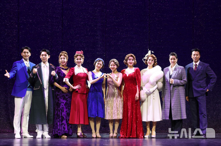 [서울=뉴시스] 배훈식 기자 = 뮤지컬 '브로드웨이 42번가' 프레스콜이 열린 24일 오후 서울 송파구 샤롯데씨어터에서 출연진이 단체 포즈를 취하고 있다. 2025.07.24. dahora83@newsis.com