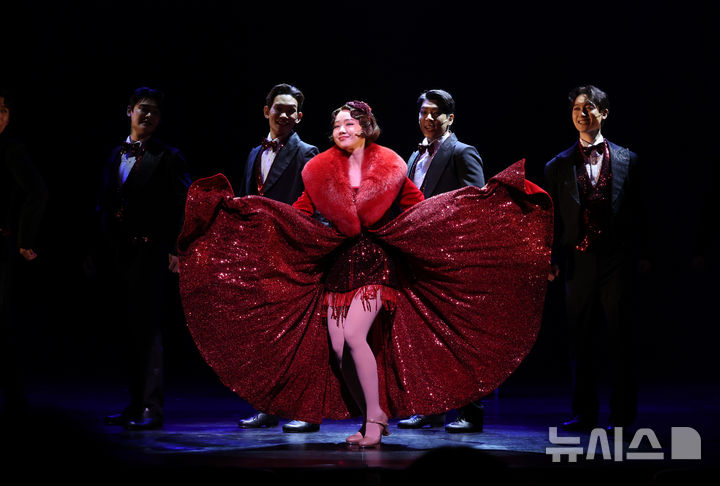 [서울=뉴시스] 배훈식 기자 = 뮤지컬 '브로드웨이 42번가' 프레스콜이 열린 24일 오후 서울 송파구 샤롯데씨어터에서 페기 소여 역의 최유정이 하이라이트 시연을 하고 있다. 2025.07.24. dahora83@newsis.com