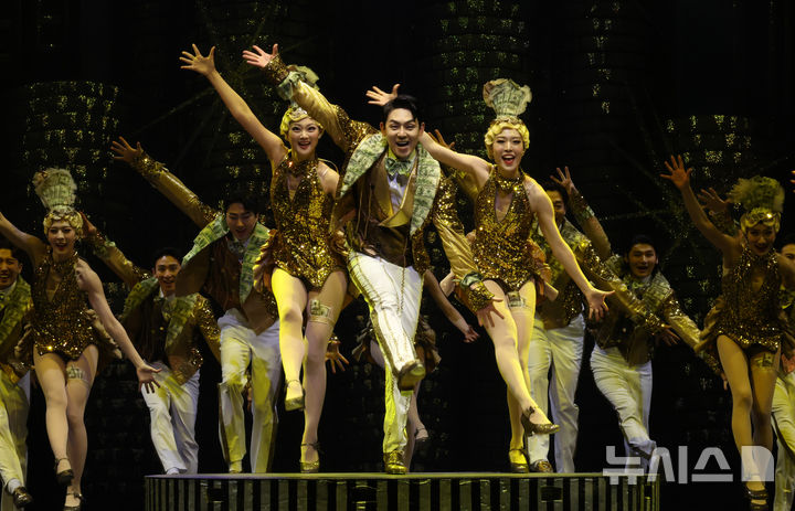 [서울=뉴시스] 배훈식 기자 = 뮤지컬 '브로드웨이 42번가' 프레스콜이 열린 24일 오후 서울 송파구 샤롯데씨어터에서 출연 배우들이 하이라이트 시연을 하고 있다. 2025.07.24. dahora83@newsis.com