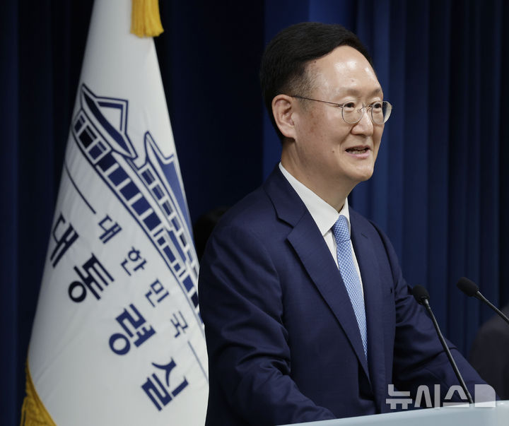 [서울=뉴시스] 최동준 기자 = 봉욱 민정수석이 24일 서울 용산 대통령실 청사에서 대통령 주재 수석보좌관 회의 관련 취재진 질문에 답변하고 있다. 2025.07.24. photocdj@newsis.com